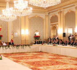 Vista general de la mesa del encuentro España-Bahrein